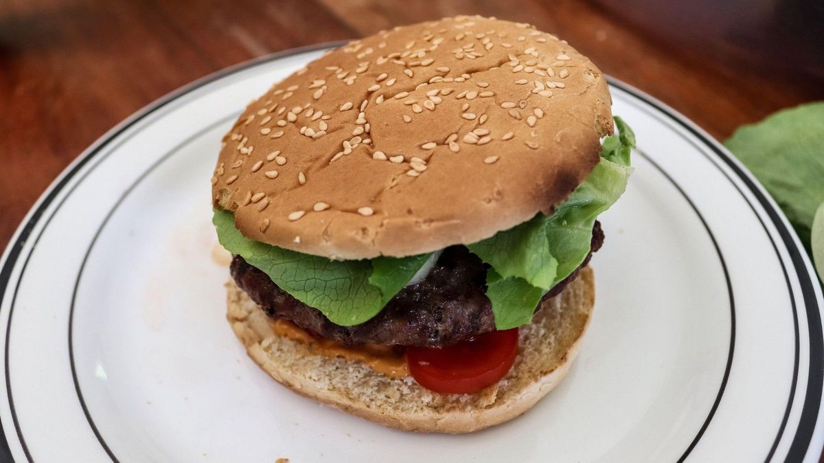 K burgeru medium chce restaurace podpis. Hosté se jím zříkají odškodného za zdravotní potíže